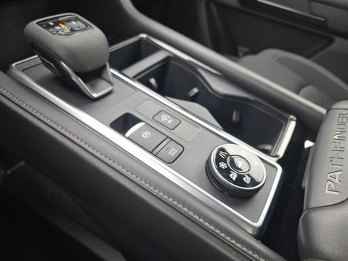 Used 2024 Nissan Pathfinder SV image 22