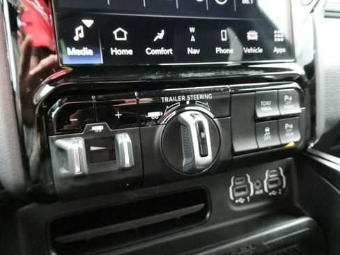 Used 2022 RAM 1500 Laramie AWD/4WD image 29