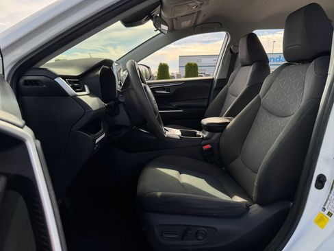 Used 2025 Toyota RAV4 XLE AWD/4WD image 11