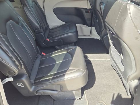 Used 2023 Chrysler Pacifica Touring-L FWD image 7