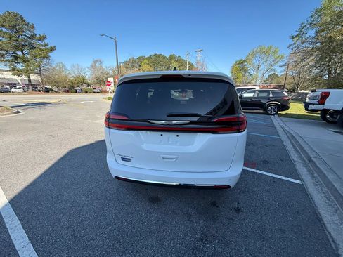Used 2024 Chrysler Pacifica Touring-L FWD image 7