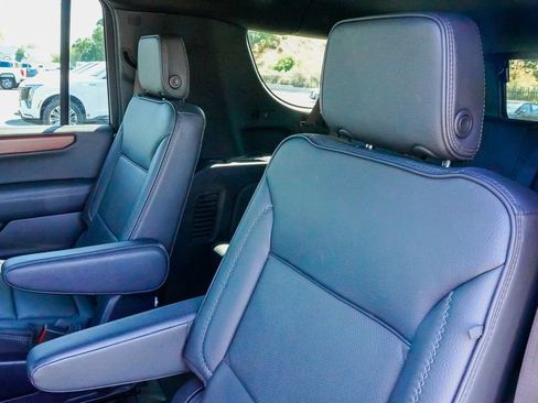 Used 2025 GMC Yukon XL Denali AWD/4WD image 13