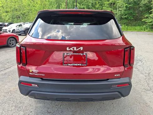 Used 2023 Kia Sorento LX AWD/4WD image 4