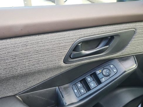 Used 2023 Nissan Rogue S image 12