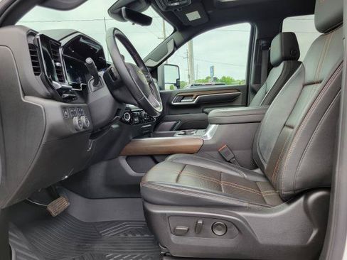 Used 2025 Chevrolet Silverado 2500 High Country w/ High Country Premium Package AWD/4WD image 9