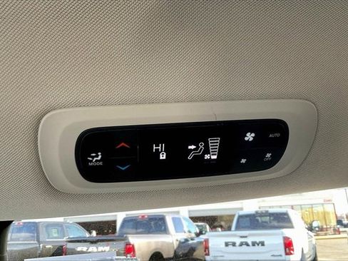 Used 2021 Chrysler Pacifica Touring-L image 25