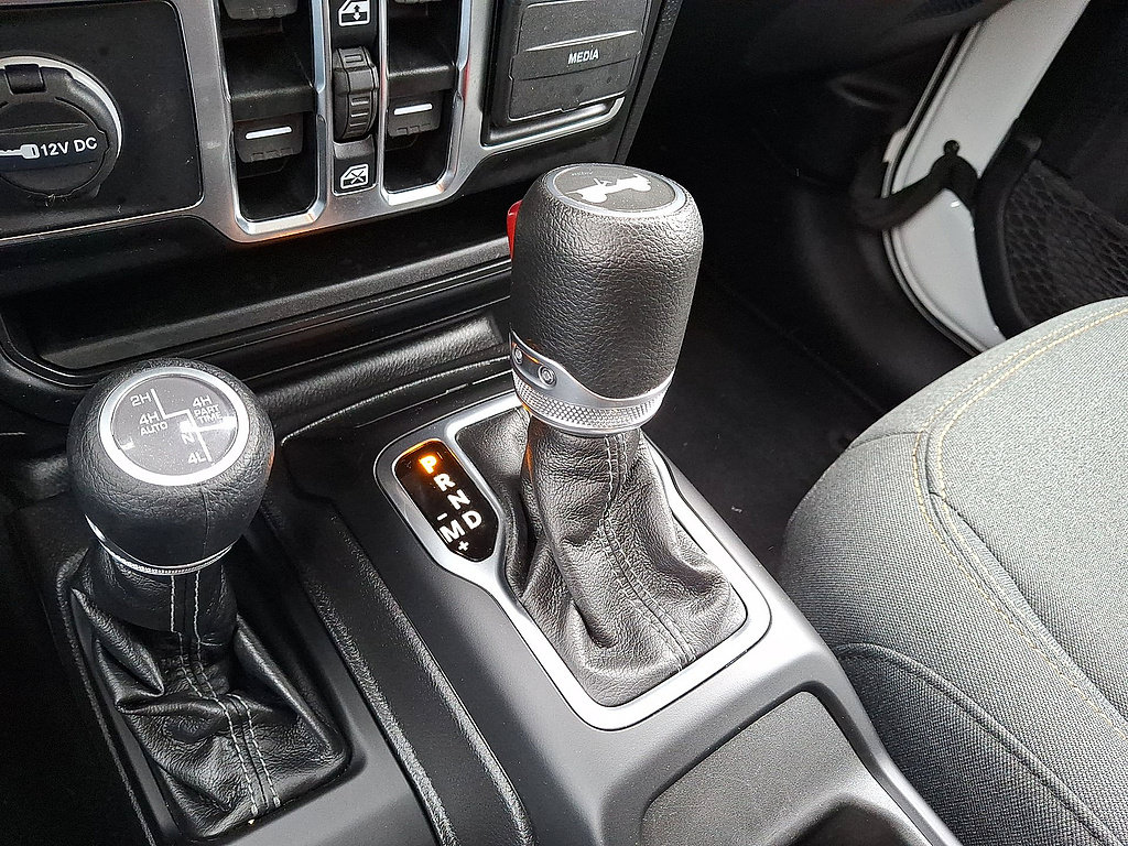Used 2025 Jeep Wrangler Unlimited Sahara AWD/4WD image 15