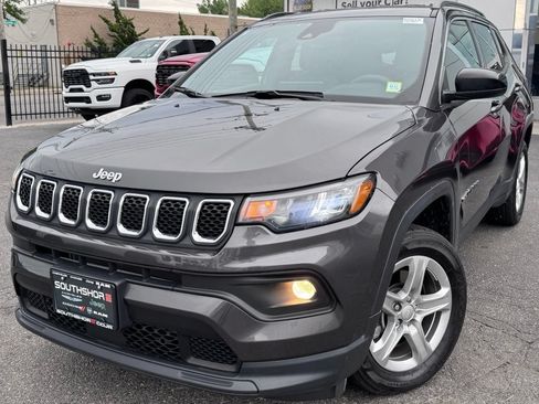Used 2023 Jeep Compass Latitude w/ Convenience Group AWD/4WD image 3