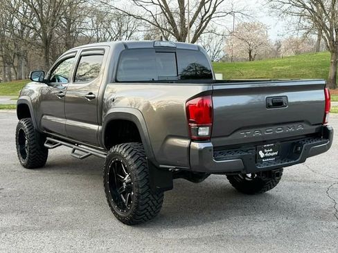 Used 2018 Toyota Tacoma TRD Off-Road w/ Technology Package image 4