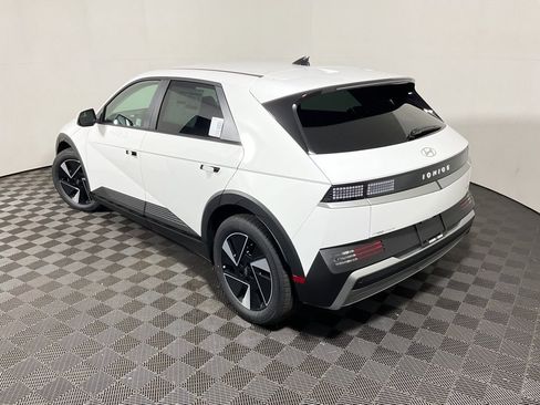 New 2025 Hyundai Ioniq 5 SE image 11