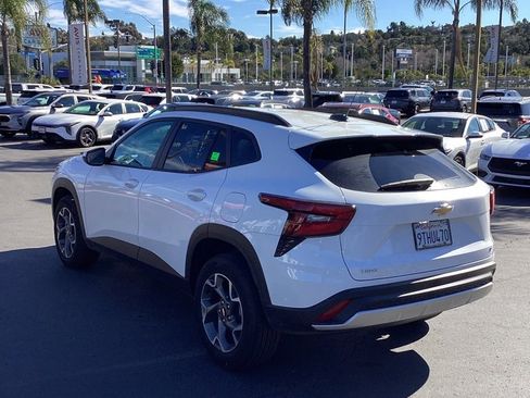 Used 2025 Chevrolet Trax LT w/ LT Convenience Package image 7