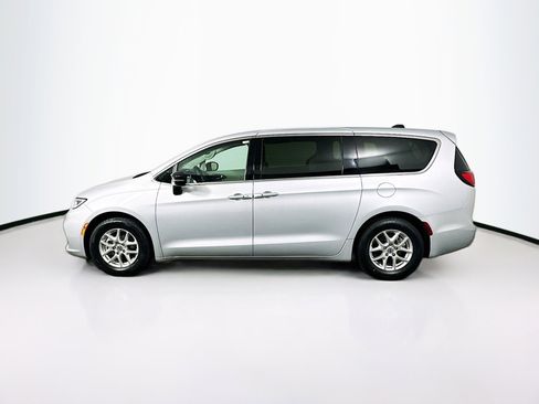 Used 2024 Chrysler Pacifica Touring-L image 4