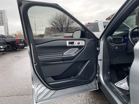 Used 2020 Ford Explorer Platinum w/ Premium Technology Package image 12