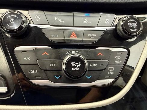 Used 2022 Chrysler Pacifica Touring-L FWD image 37