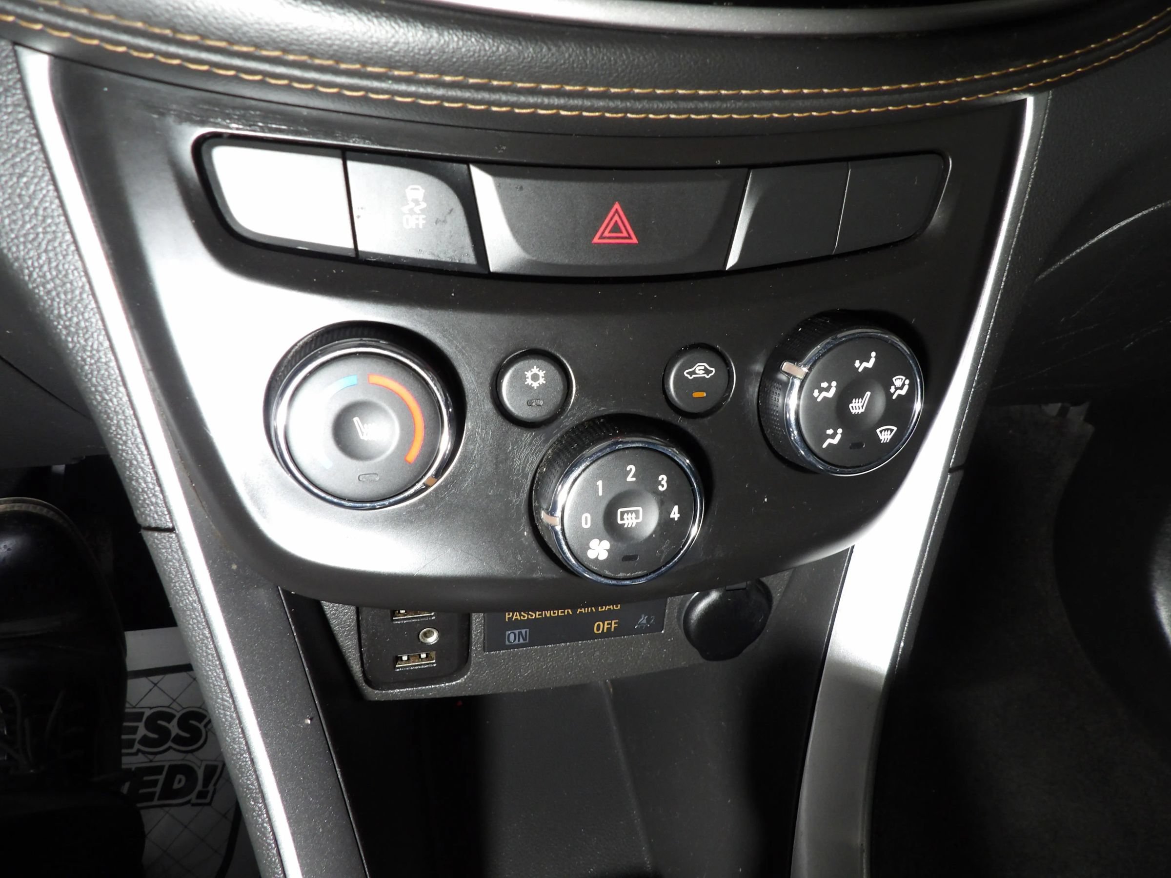Used 2021 Chevrolet Trax LT w/ Premium Seat Package AWD/4WD image 12