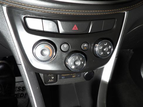 Used 2021 Chevrolet Trax LT w/ Premium Seat Package AWD/4WD image 12