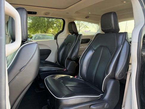 Used 2023 Chrysler Pacifica Limited FWD image 24