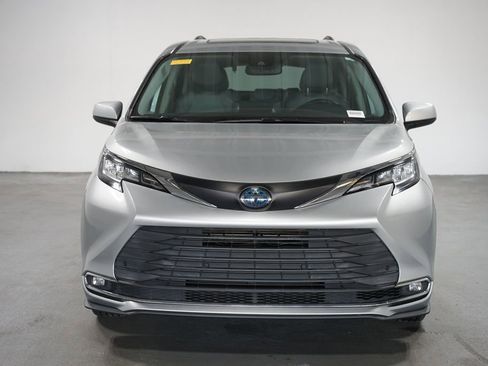 Certified 2021 Toyota Sienna XLE image 2