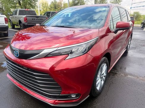 Used 2025 Toyota Sienna XLE w/ XLE Plus Package AWD/4WD image 7