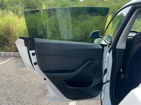 Used 2022 Tesla Model Y Long Range image 34