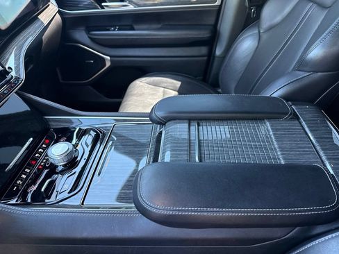 Used 2022 Jeep Wagoneer Series III w/ Rear Seat Entertainment Group AWD/4WD image 16