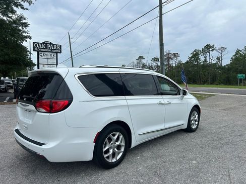 Used 2018 Chrysler Pacifica Touring-L Plus w/ Tire & Wheel Group FWD image 9
