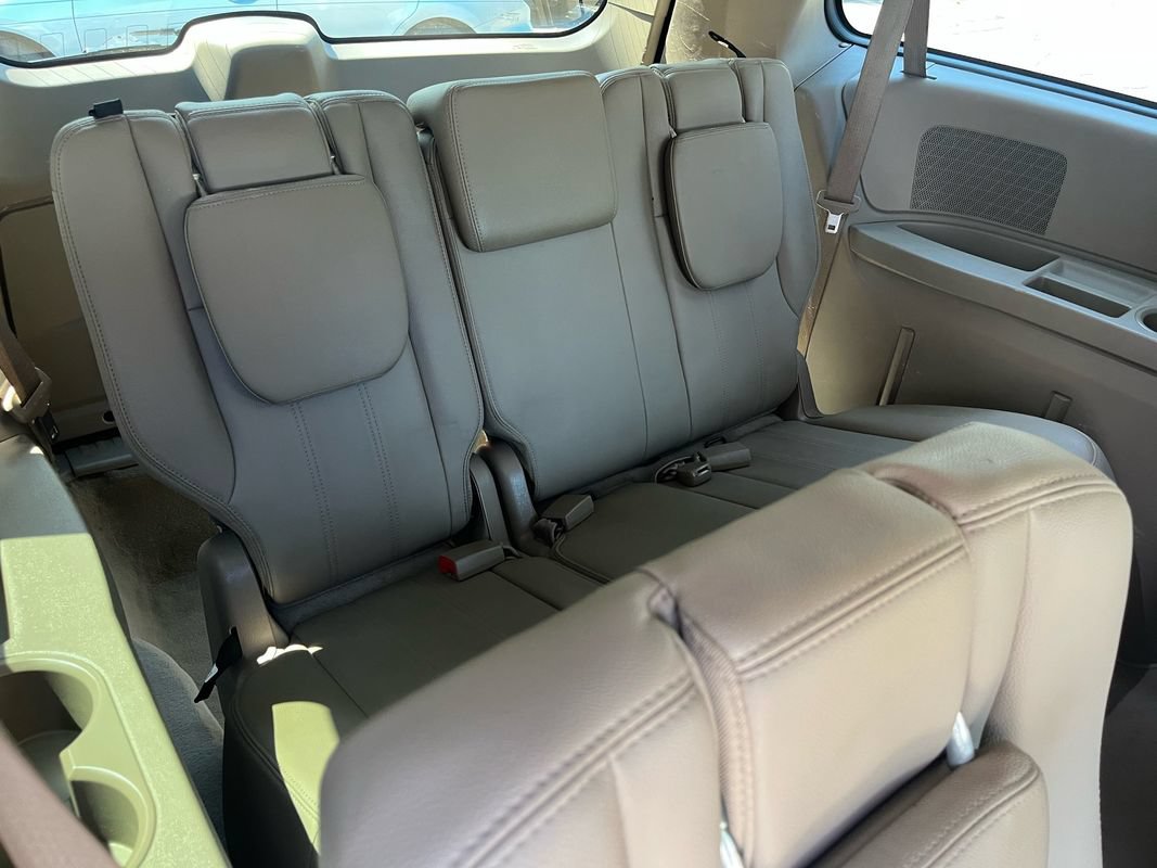 Used 2016 Chrysler Town & Country Touring FWD image 19