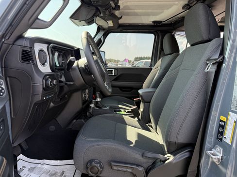 Used 2025 Jeep Wrangler Unlimited Sahara AWD/4WD image 26
