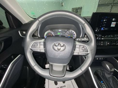 Used 2025 Toyota Highlander XLE AWD/4WD image 14