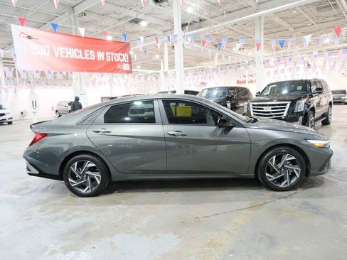 Used 2025 Hyundai Elantra Sport image 13