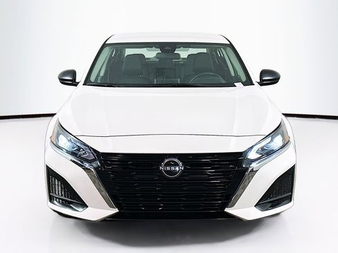 Used 2025 Nissan Altima 2.5 SV image 2