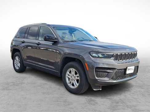 Used 2024 Jeep Grand Cherokee Laredo image 7