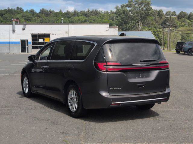 Certified 2023 Chrysler Pacifica Touring-L FWD image 8