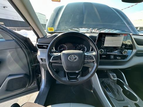 Used 2021 Toyota Highlander XLE image 16