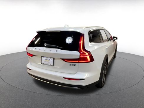 Used 2025 Volvo V60 B5 Cross Country Plus image 14