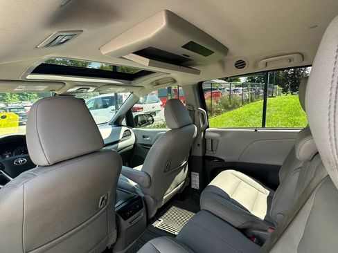 Used 2018 Toyota Sienna XLE Premium FWD image 25