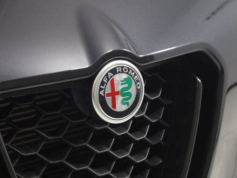 Used 2023 Alfa Romeo Stelvio Veloce image 18