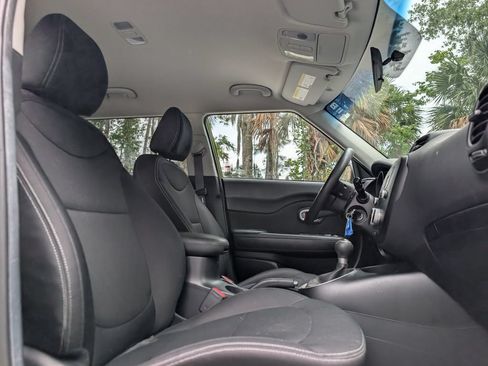 Used 2015 Kia Soul FWD image 12