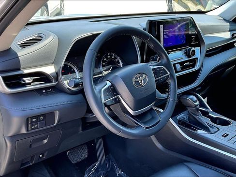 Used 2023 Toyota Highlander XLE AWD/4WD image 18