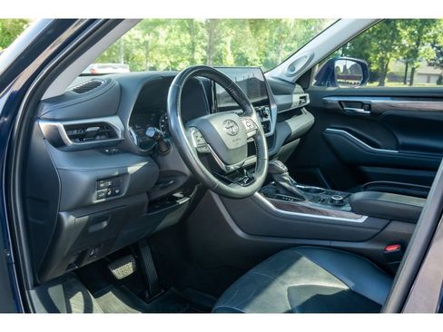Used 2021 Toyota Highlander Platinum AWD/4WD image 11