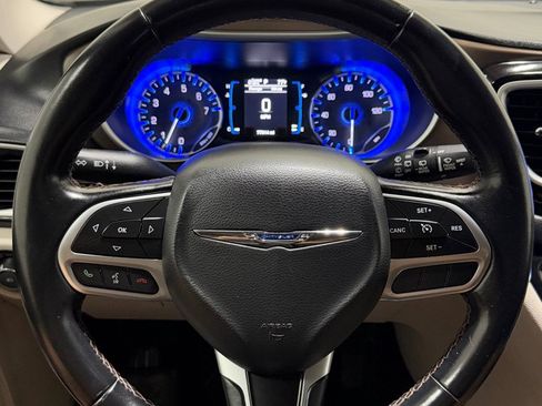 Used 2017 Chrysler Pacifica Touring-L FWD image 16