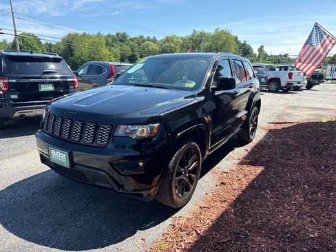 Used 2020 Jeep Grand Cherokee Altitude AWD/4WD image 3