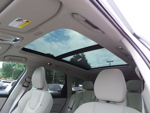 Used 2019 Volvo XC60 T5 Momentum w/ Premium Package AWD/4WD image 7