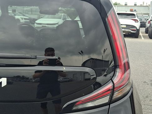 Used 2025 Kia Soul LX w/ LX Technology Package FWD image 30
