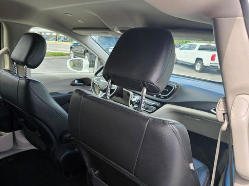Used 2019 Chrysler Pacifica Touring-L FWD image 12