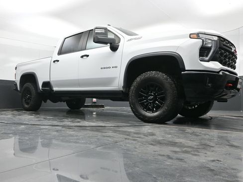 Used 2024 Chevrolet Silverado 2500 ZR2 w/ Technology Package image 48