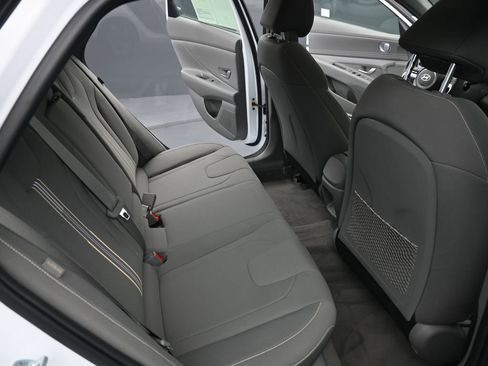 Certified 2025 Hyundai Elantra SEL image 31