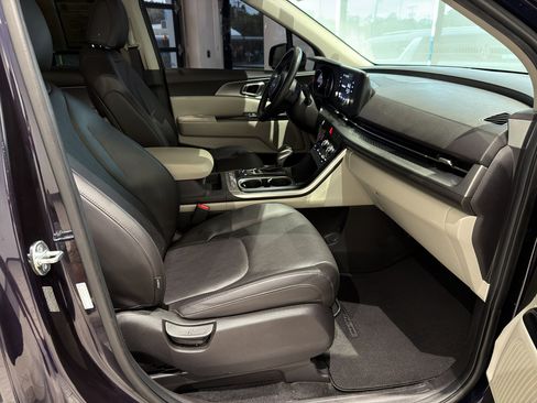Used 2024 Kia Carnival LX FWD image 22