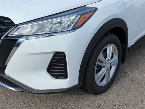 New 2025 Nissan Kicks Play S image 9