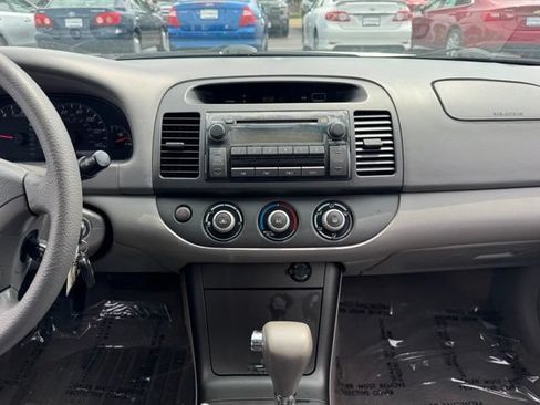 Used 2005 Toyota Camry LE FWD image 2